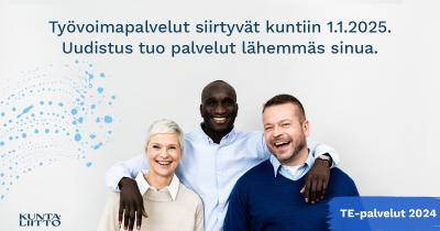 Kuvassa kolme henkilöä seisovat ja hymyilevät