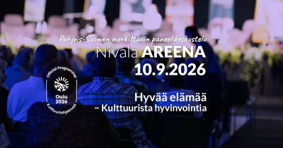 Kuvassa tapahtumayleisö istumassa katsomossa