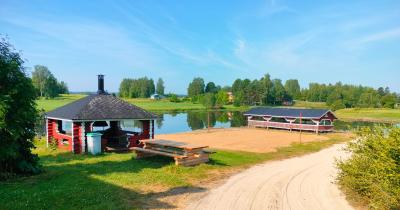 Kuvassa grillikota ja uimaranta