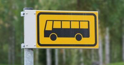 Kuvassa linja-autopysäkin merkki.