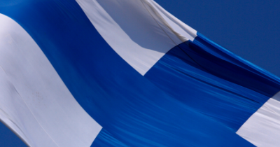 Lähikuvassa Suomen lippu liehuu