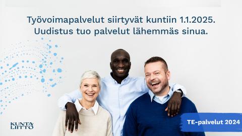 Kuvassa kolme henkilöä seisovat ja hymyilevät