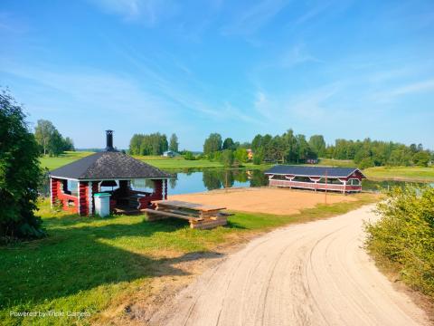 Kuvassa grillikota ja uimaranta