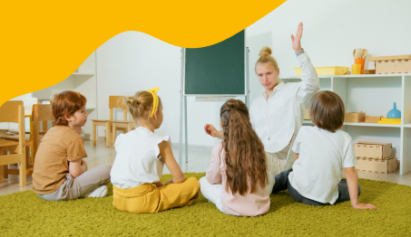 kuvassa päiväkotiryhmän lapsia ja aikuinen